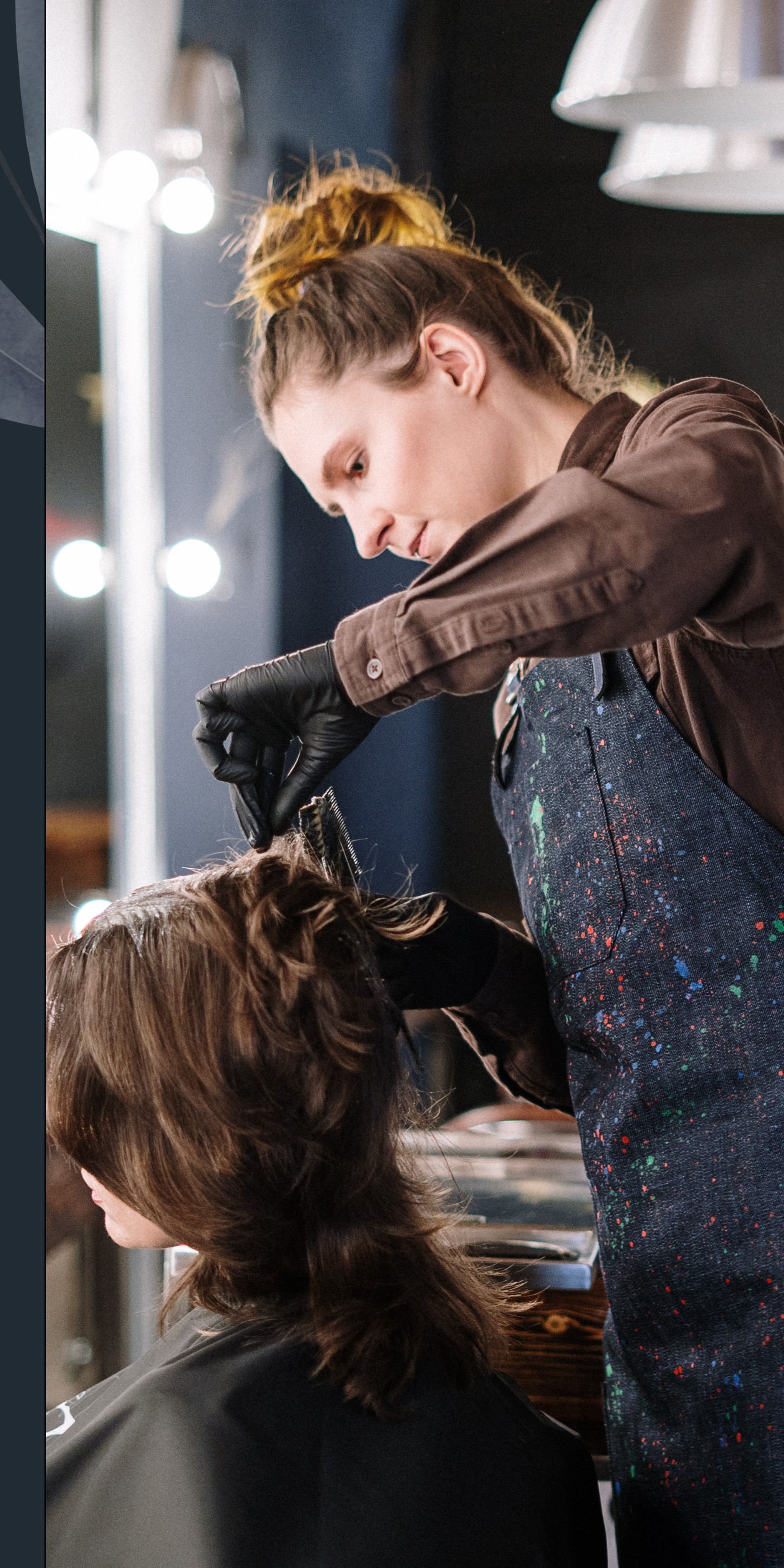 Kapper aan het werk in de salon